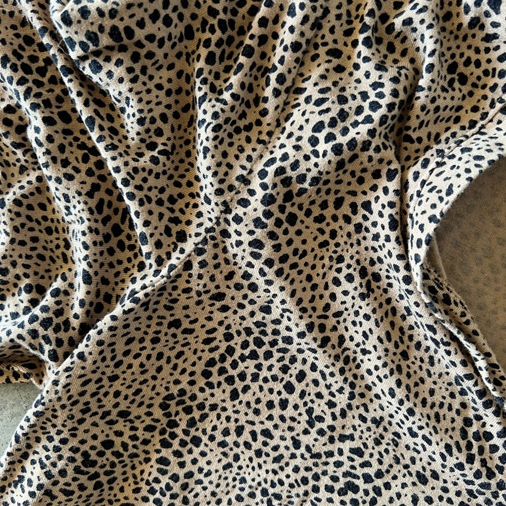 Old Navy Luxe Leopard Print V Neck Top - Picture 3 of 4